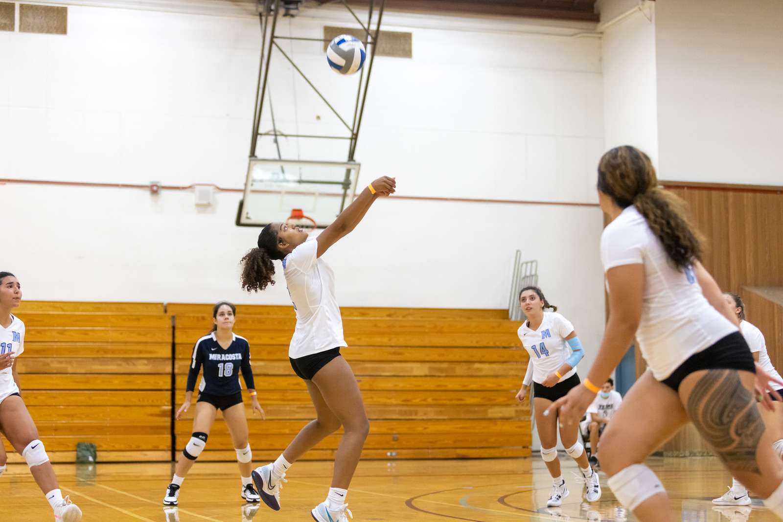 Makayla Hick sets a volleyball.